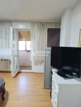 Dnevna soba sa izlazom na terasu i TV-om. - image 8