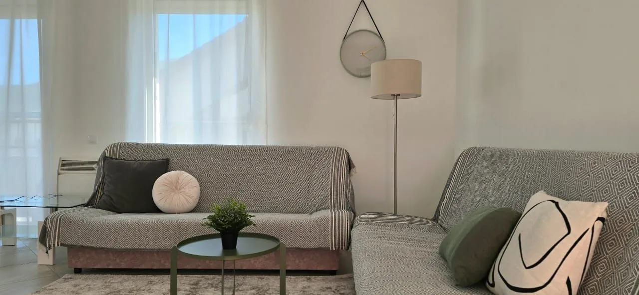 Izdavanje, dvosoban stan, 80m², Đenovići, Herceg Novi