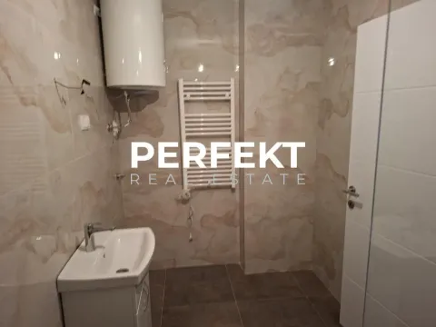 Manje kupatilo obloženo keramičkim pločicama sa umivaonikom i bojlerom. - image 13