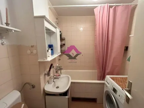Manje kupatilo sa kadom, umivaonikom i veš mašinom. - image 8