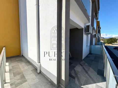 Terasa stambene zgrade sa popločanim podom i staklenom ogradom. - image 7