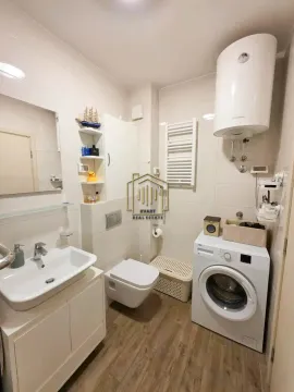 Kupatilo opremljeno sanitarijama, umivaonikom, tuš kabinom i veš mašinom. - image 14