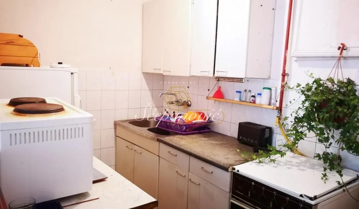 Izdavanje, četvorosoban stan, 52m², Adamovićevo Naselje, Novi Sad Sve Podlokacije