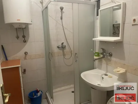 Manje kupatilo sa tuš kabinom, umivaonikom i bojlerom. - image 7