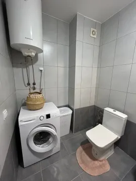 Kupatilo opremljeno sa wc šoljom, veš mašinom i bojlerom. - image 2