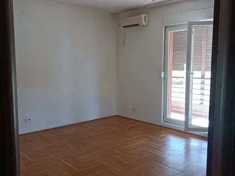 Prodaja, jednosoban stan, 48m², Stari Aerodrom, Podgorica - image 2