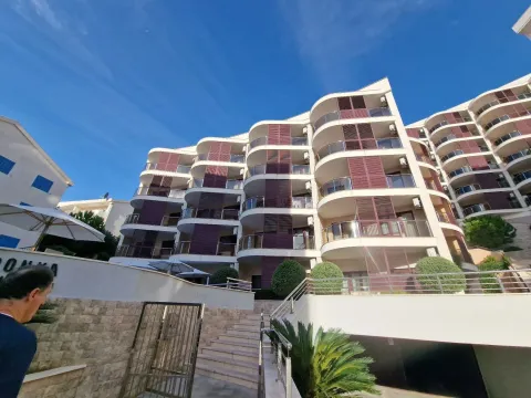 Izdavanje, jednosoban stan, 87m², Bečići, Budva - image 11