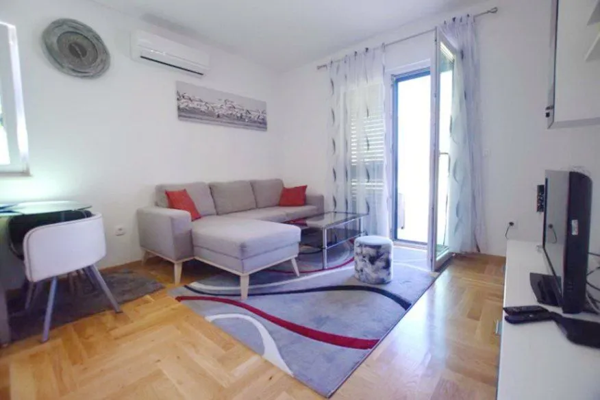 Rent, two bedroom apartment, 85m², Kalimanj, Tivat