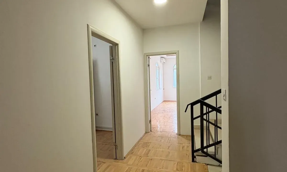 Izdavanje, poslovni prostor, 150m², Centar, Podgorica