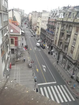 Pogled sa terase na gradsku ulicu i okolne zgrade. - image 9