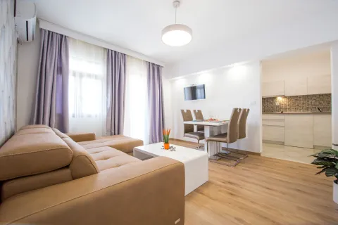 Rent, one bedroom apartment, 50m², Petrovac, Budva - image 2