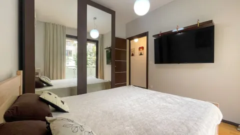 Namještena spavaća soba sa bračnim krevetom i velikim ogledalom. - image 17