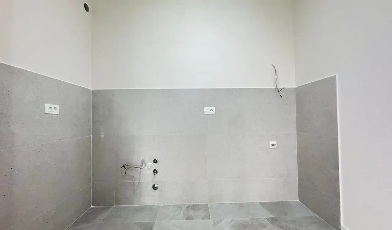 Pogled na neuređeni prostor sa instalacijama za kuhinju ili kupatilo.