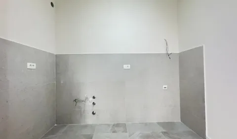 Pogled na neuređeni prostor sa instalacijama za kuhinju ili kupatilo. - image 2