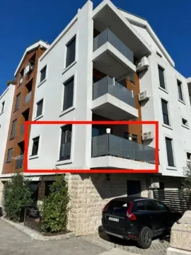 Spoljašnji izgled moderne stambene zgrade sa balkonom i parkiranim automobilom ispred. - image 6