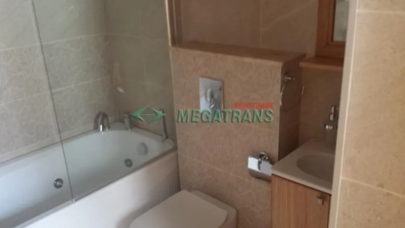 Bathroom equipped with a bathtub, toilet, and washbasin.