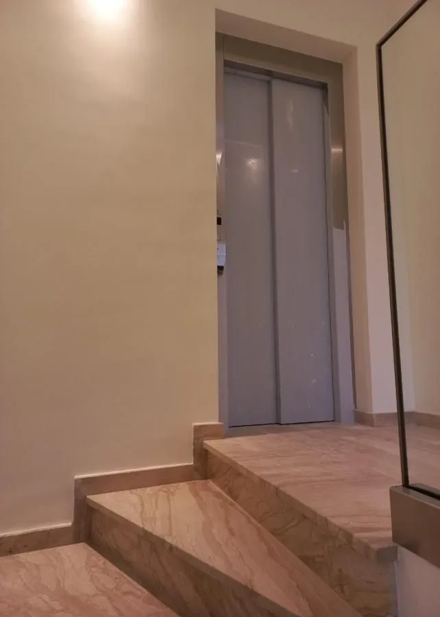 Izdavanje, četvorosoban stan, 155m², Savski Venac, Beograd