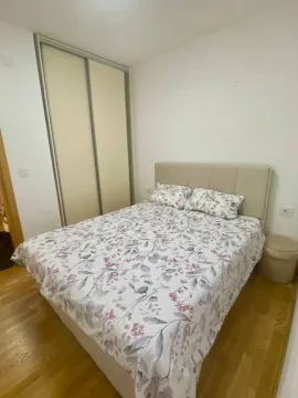 Spavaća soba sa bračnim krevetom i ugradnim plakarom. - image 5