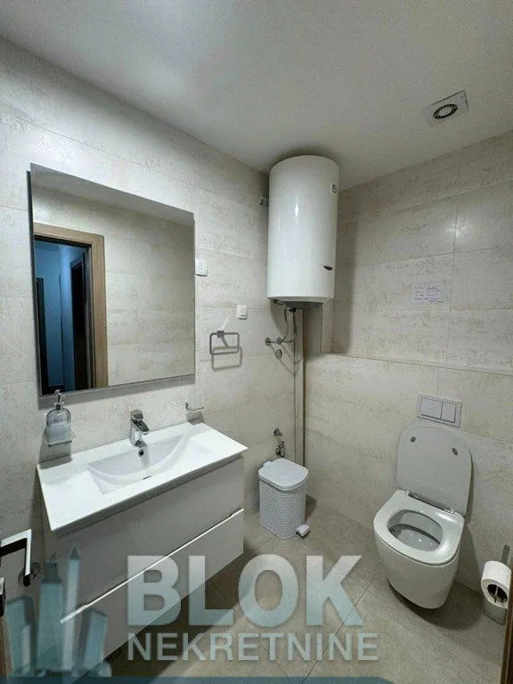 Bathroom equipped with a washbasin, toilet, and water heater.