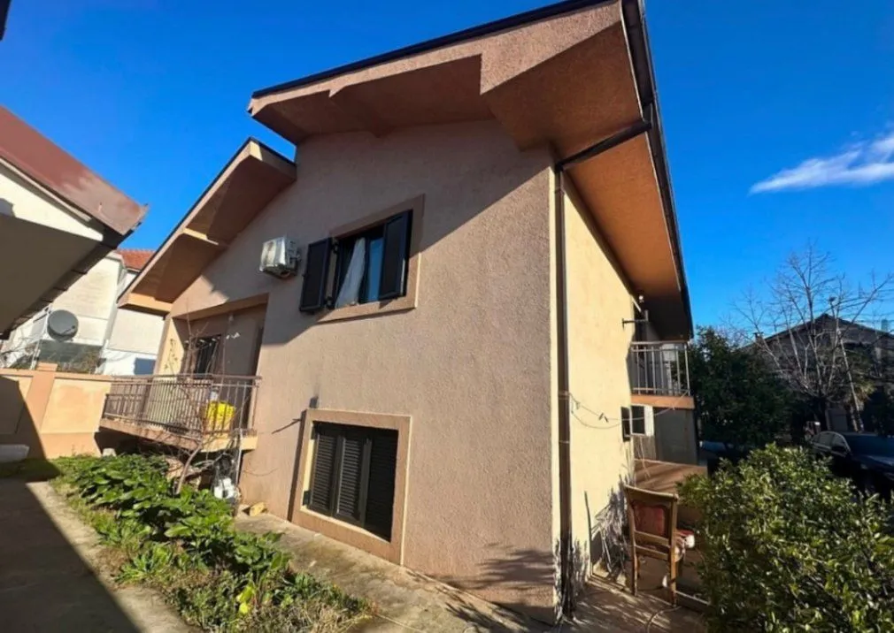 Izdavanje, kuća, 130m², Stari Aerodrom, Podgorica