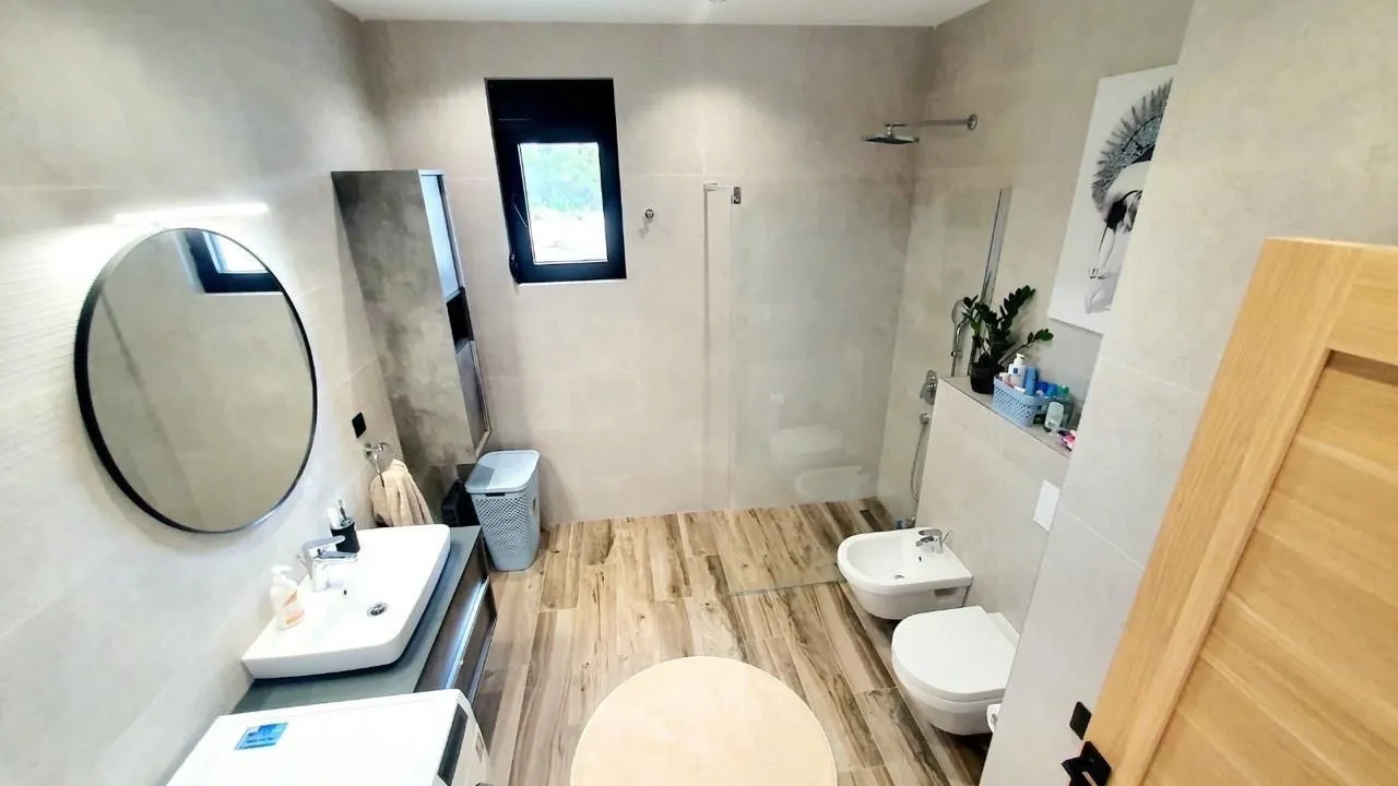 Izdavanje, kuća, 190m², Tološi, Podgorica