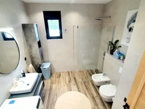 Rent, house, 190m², Tološi, Podgorica - image 8