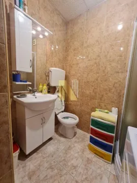 Kupatilo opremljeno umivaonikom, toaletom i keramičkim pločicama. - image 12