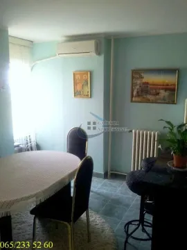Manja dnevna soba sa trpezarijskim stolom i stolicama. - image 11