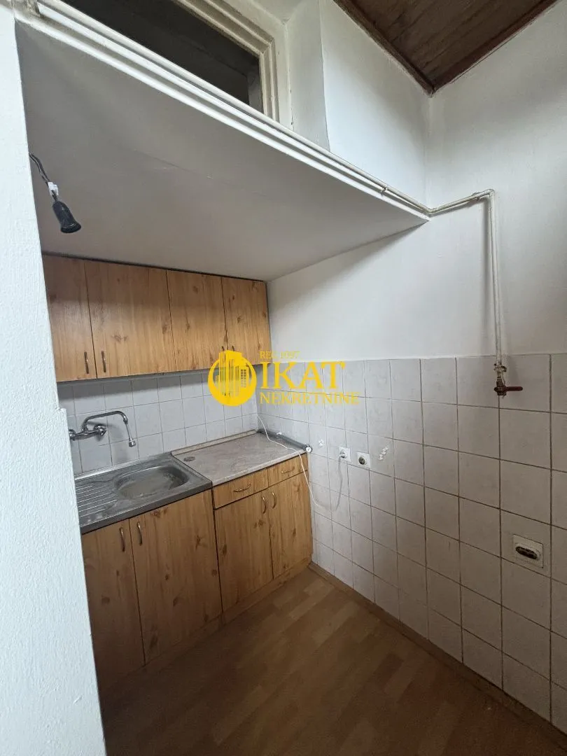 Prodaja, trosoban stan, 65m², Centar, Inđija