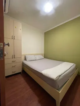 Manja spavaća soba sa bračnim krevetom i ormarom. - image 6