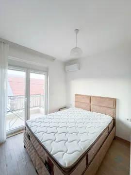 Svjetla spavaća soba sa bračnim krevetom i izlazom na terasu. - image 4