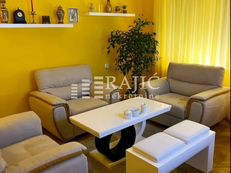 Furnished living room with a sofa set and a coffee table.