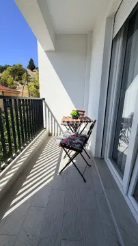 Naoštrljena i uređena terasa sa stolom i stolicama. - image 12