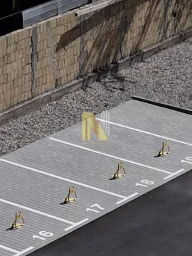 Označena parking mesta na popločanom platou ispred objekta. - image 9