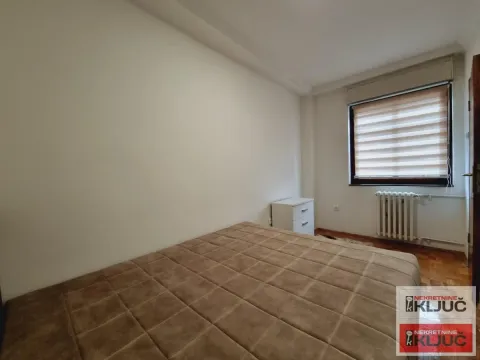 Manja spavaća soba sa bračnim krevetom i prozorom. - image 11
