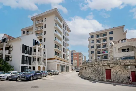 Spoljašnji pogled na moderne stambene zgrade i ulicu sa parkiranim automobilima. - image 14