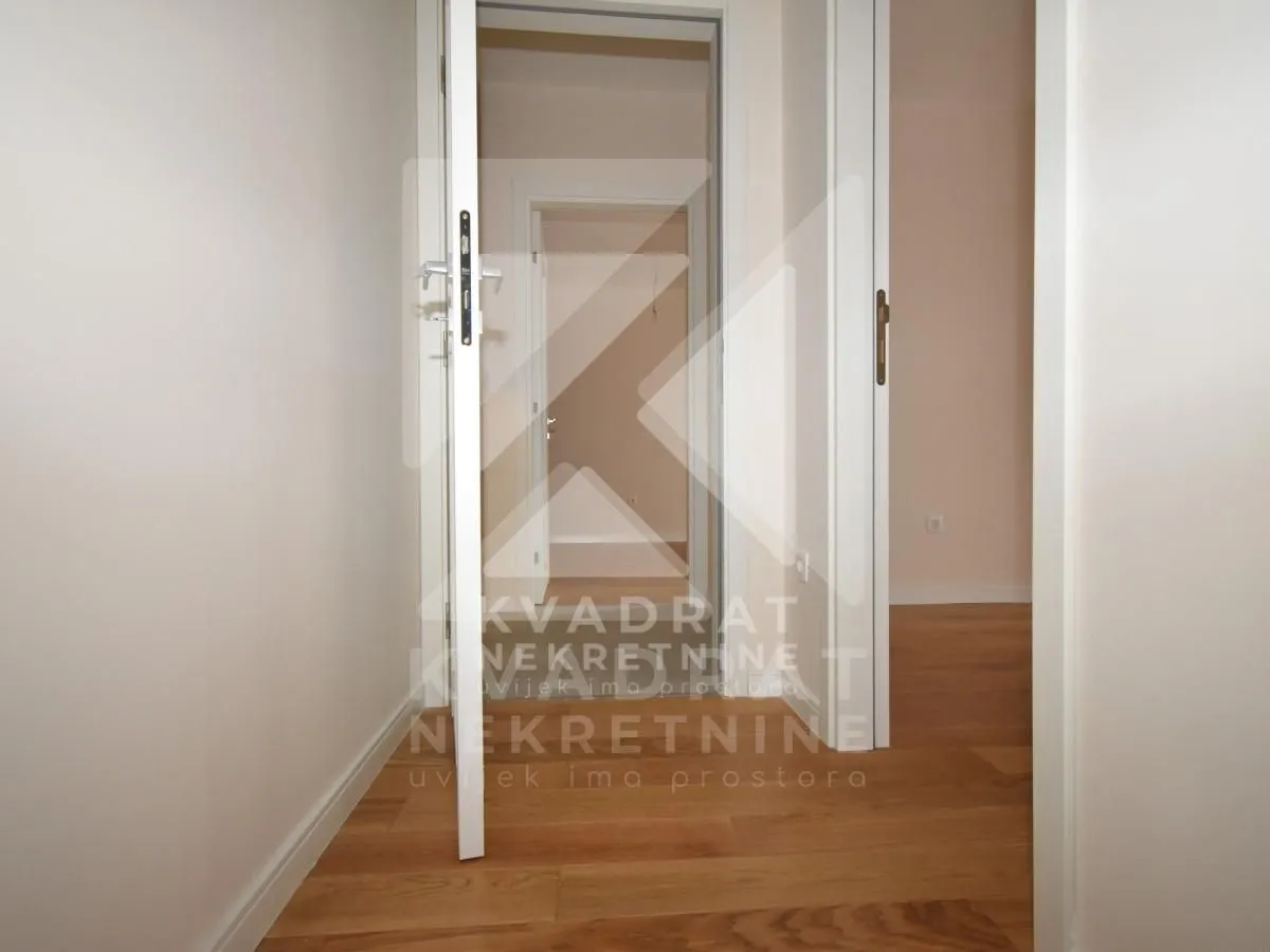 Izdavanje, dvosoban stan, 72m², Central Point, Podgorica