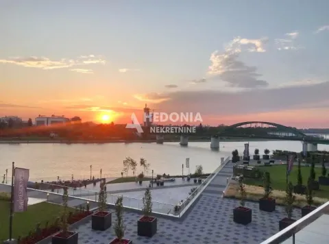 Pogled na reku i šetalište u vreme zalaska sunca. - image 4