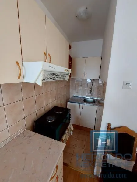 Manja kuhinja sa elementima i ugradnim uređajima.