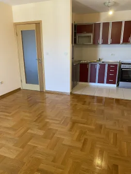 Izdavanje, dvosoban stan, 43m², Stari Aerodrom, Podgorica - image 5