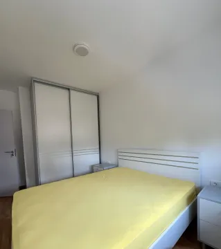 Svjetla spavaća soba sa bračnim krevetom i ugradnim ormarom. - image 6