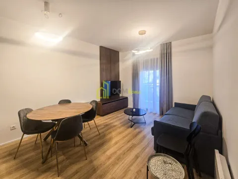 Dnevna soba sa trpezarijom, garniturom i TV komodom. - image 6