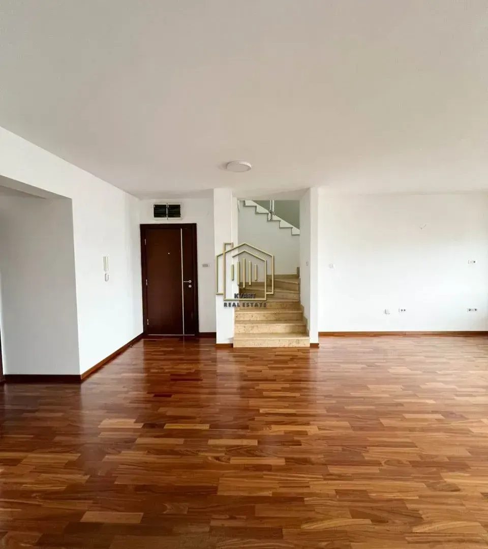 Prodaja, četvorosoban stan, 220m², Preko Morače, Podgorica