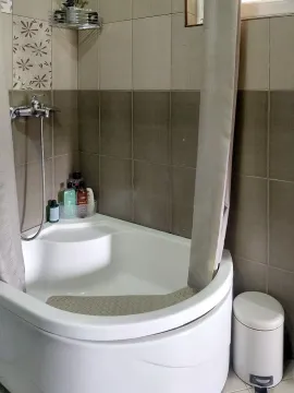 Kutak sa tuš kabinom i keramičkim pločicama u kupatilu. - image 10