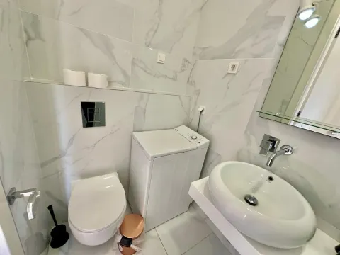 Izdavanje, dvosoban stan, 54m², Bečići, Budva - image 12