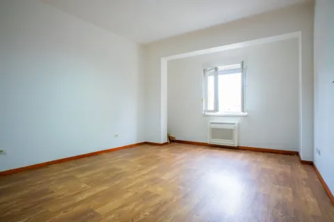 Prazna, svijetla soba sa laminatom i prozorom. - image 4
