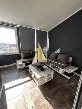 Dnevna soba sa garniturom od paleta i modelom jedrenjaka na stočiću. - image 3