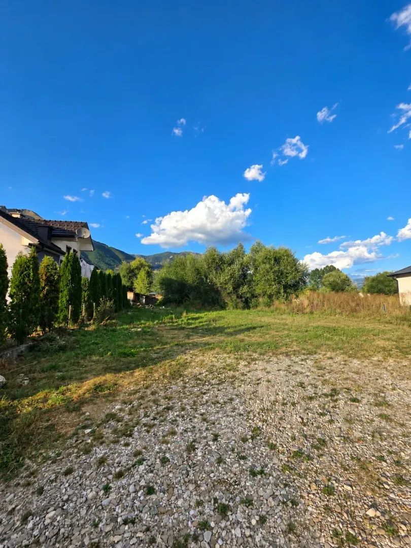 Prostrano dvorište sa zelenilom i pogledom na planine.