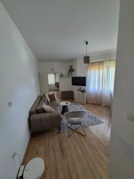 Udobna dnevna soba sa garniturom za sjedenje i TV-om. - image 5