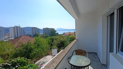 Natkriveni balkon sa garniturom za sjedenje i pogledom na grad i more. - image 9